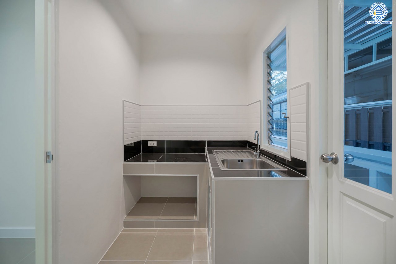 บ้านมือสองตกแต่งใหม่ โครงการ ราชพฤกษ์ บางบอน4 ตกแต่งหรูหรา เนื้อที่ 100.5 ตร.ว. ฟังก์ชัน 3 ห้องนอน 3 ห้องน้ำ จอดรถได้ 2 คัน พื้นที่ใช้สอย 343.94 ตร.ม. บนทำเลศักยภาพ เชื่อมต่อหลายเส้นทาง ใกล้เดอะมอลล์บางแค จุดขึ้นทางด่วน "พระราม2" และรถไฟฟ้าสายสีน้ำเงิน "สถานีหลักสอง"